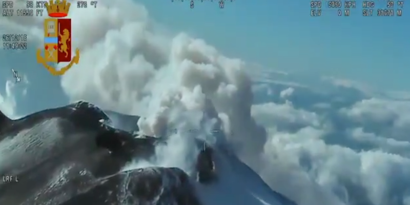 L’eruzione dell’Etna, vista da un elicottero della polizia