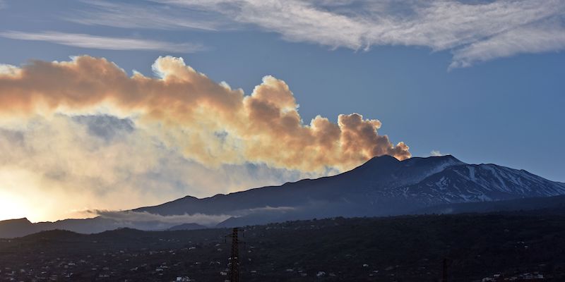 L'Etna visto da Giarre, in provincia di Catania, il 26 dicembre 2018 (GIOVANNI ISOLINO/AFP/Getty Images)