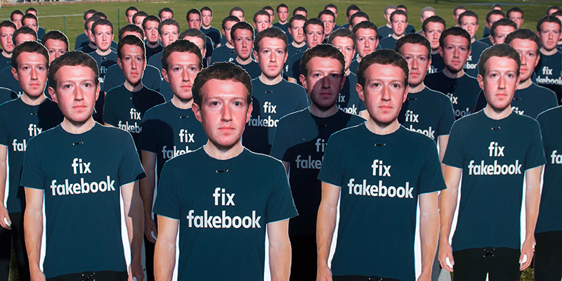 Cartonati del CEO di Facebook, Mark Zuckerberg, raccolti per una manifestazione a Washington, DC, lo scorso aprile (SAUL LOEB / AFP)