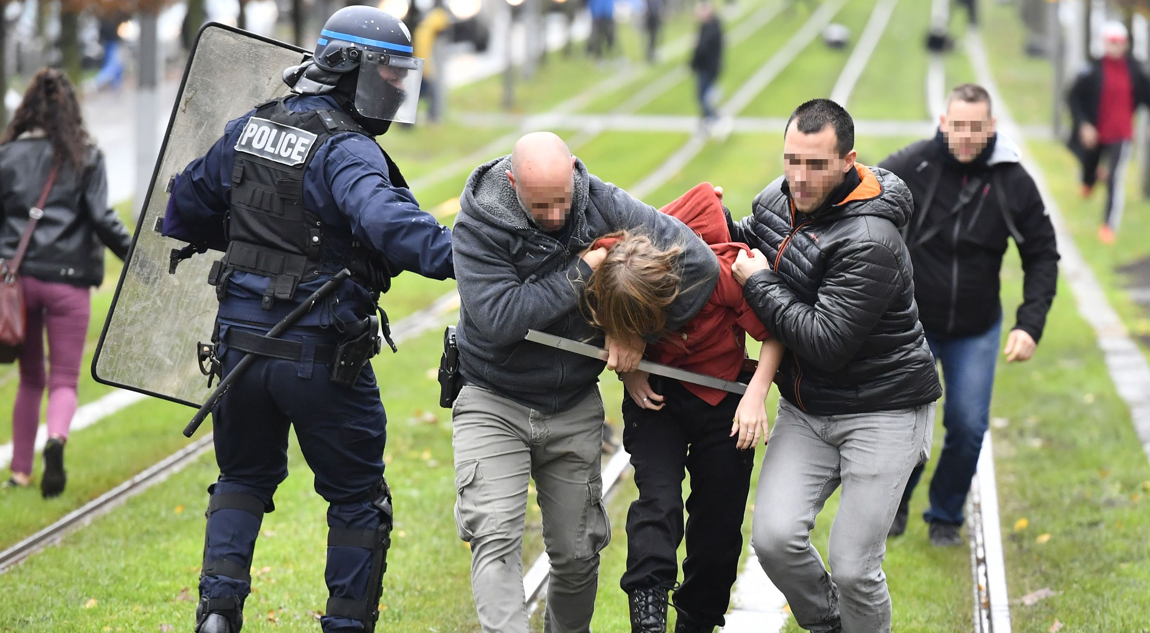 Uno studente arrestato, dopo scontri tra studenti di un liceo e la polizia a Bordeaux (NICOLAS TUCAT/AFP/Getty Images)