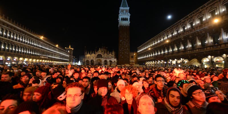 La folla in piazza San Marco a Venezia attende la mezzanotte del primo gennaio 2018 (ANDREA PATTARO/AFP/Getty Images)