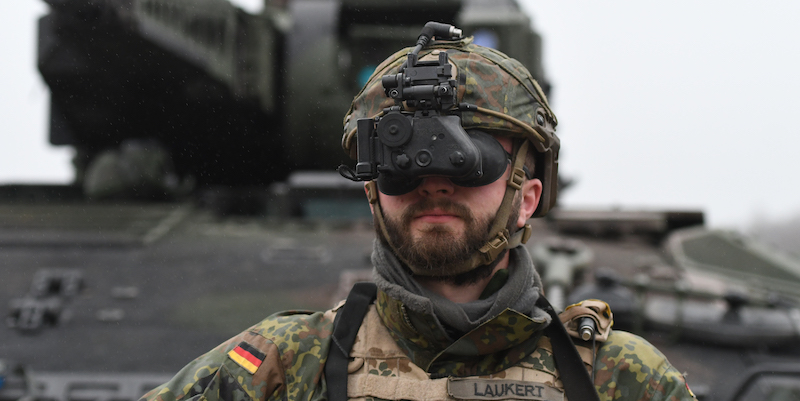 Un soldato tedesco con un dispositivo per la visione notturna (David Hecker/Getty Images)