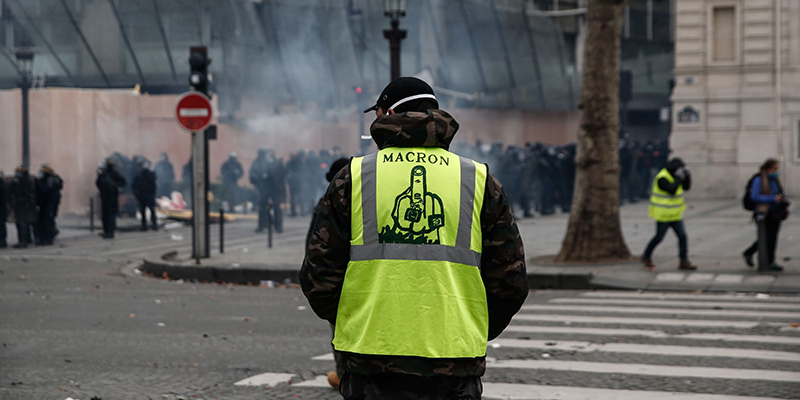 Un manifestante dei "gilet gialli" alle proteste di sabato 8 dicembre a Parigi, Francia (ABDUL ABEISSA/AFP/Getty Images)