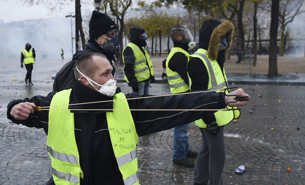 Un "gilet giallo" con una fionda, l'1 dicembre a Parigi (LUCAS BARIOULET/AFP/Getty Images)