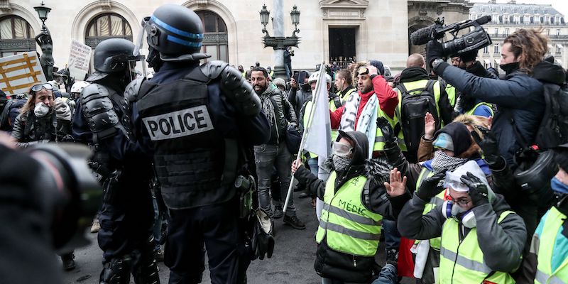 Gilet gialli e poliziotti a Parigi, il 15 dicembre 2018 (ZAKARIA ABDELKAFI/AFP/Getty Images)