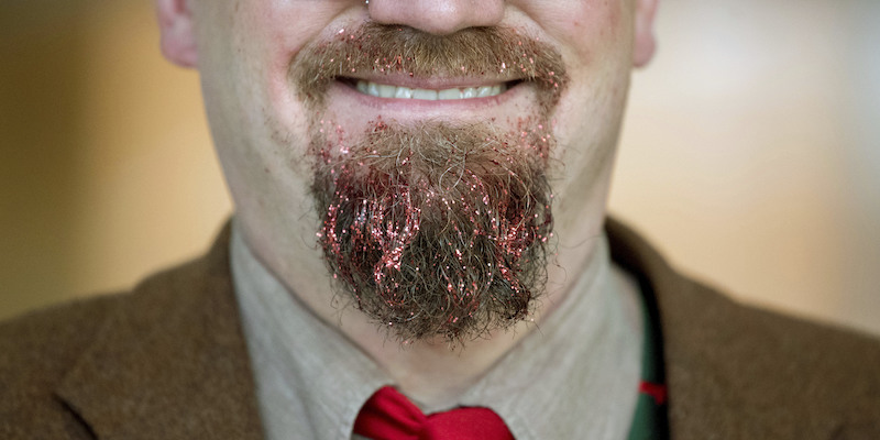 Glitter rosso, natalizio, sulla barba di Jan Havlik, portavoce del Partito Liberale Democratico (FDP) tedesco a Stoccarda, il 20 dicembre 2018 (Marijan Murat/picture-alliance/dpa/AP Images)