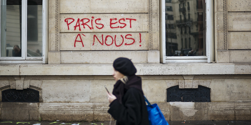 Parigi è nostra scritto vicino all'Arco di Trionfo, Parigi, 2 dicembre
(AP Photo/Kamil Zihnioglu)