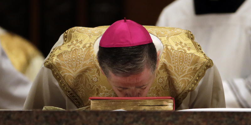 L'arcivescovo di Chicago Blase Cupich durante la messa per la sua investitura nel 2014. (AP Photo/Charles Rex Arbogast, Pool/Getty Images)