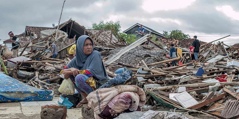 I morti per lo tsunami in Indonesia sono almeno 373