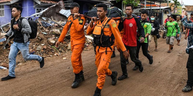 Una squadra di soccorso indonesiana trasporta il corpo di una persona morta a causa dello tsunami a Rajabasa, il 25 dicembre 2018 (MOHD RASFAN/AFP/Getty Images)