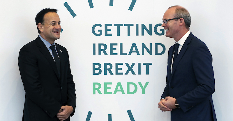 Il primo ministro irlandese Leo Varadkar e il ministro degli esteri Simon Coveney presentano il piano di emergenza in vista di un "no deal". (Brian Lawless/PA Wire/AP)