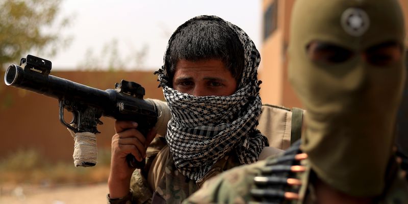 Combattenti delle Forze democratiche siriane, coalizione anti-ISIS di curdi e arabi (DELIL SOULEIMAN/AFP/Getty Images)