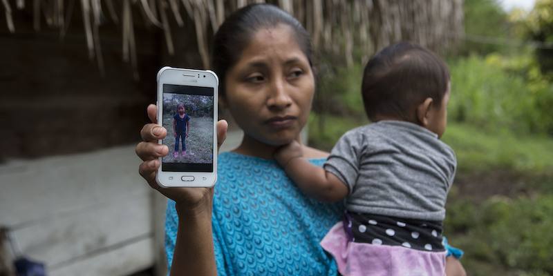 La madre di Jakelin Caal Maquin, Claudia Maquin, mostra una foto di sua figlia, a Raxruha, in Guatemala, il 15 dicembre 2018 (AP Photo/Oliver de Ros)