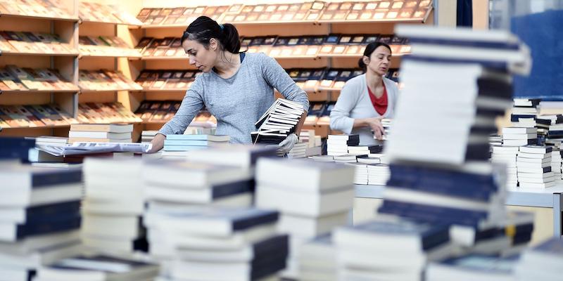 Lo stand delle casa editrice Sellerio durante i preparativi per l'ultimo Salone del Libro di Torino, il 9 maggio 2018 (ANSA/ALESSANDRO DI MARCO)