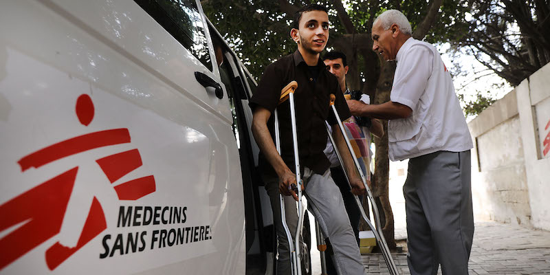 Un uomo ferito alla gamba durante le proteste al confine tra la Striscia di Gaza e Israele all'ingresso di una clinica di Medici Senza Frontiere a Gaza, il 13 maggio 2018 (Spencer Platt/Getty Images)
