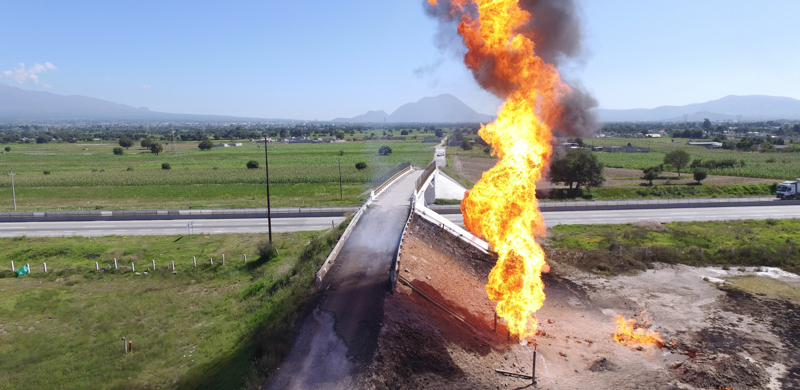 Un'esplosione a una valvola illegale in un oleodotto a San Jeronimo Ocotitlan, in Messico. (JOSE CASTANARES/AFP/Getty Images)