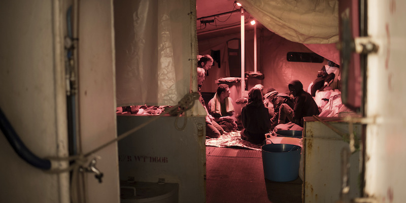 Migranti a bordo della Sea Watch 3 in una foto scattata a bordo il 24 dicembre (Chris Grodotzki/Sea Watch Via AP)
