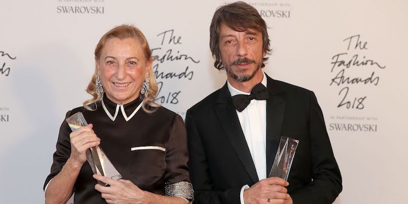 Miuccia Prada con il premio alla carriera e Pierpaolo Piccioli di Valentino, premiato come stilista dell'anno, Londra, 10 dicembre 2018
(DANIEL LEAL-OLIVAS/AFP/Getty Images)