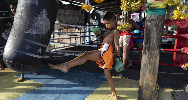 Un boxeur di 8 anni mentre si allena a Chonburi in Thailandia, dicembre 2018. (Paula Bronstein/Getty Images)