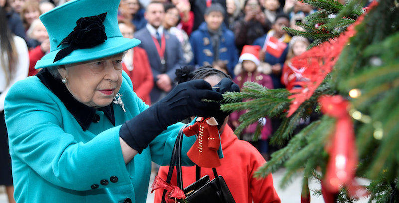 La regina Elisabetta II decora un albero di Natale a Londra, 5 dicembre 2018
(Toby Melville - WPA Pool/Getty Images)