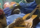 Un musicista ha suonato una chitarra durante un'operazione al cervello, su richiesta dei medici