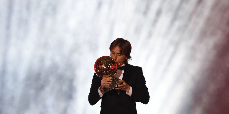 Luka Modric con il Pallone d'Oro al Grand Palais di Parigi (FRANCK FIFE/AFP/Getty Images)