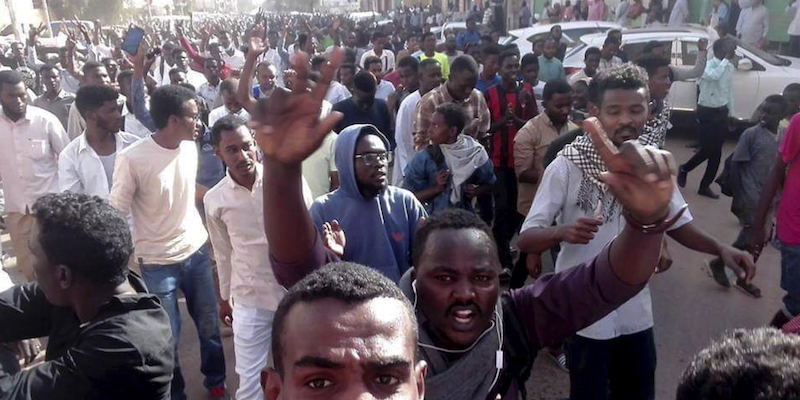 Una manifestazione contro il governo a Khartum, in Sudan, il 20 dicembre 2018 (Un attivista sudanese via AP)