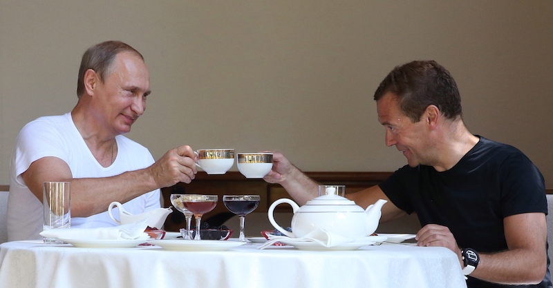 Il presidente russo Vladimir Putin e il primo ministro russo Dimitri Medvedev fanno un brindisi a colazione, Sochi, 30 agosto 2015
(YEKATERINA SHTUKINA/AFP/Getty Images)