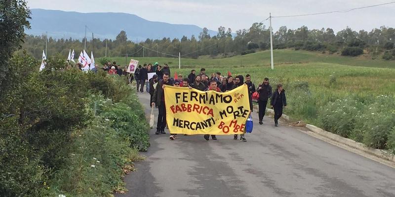 Marcia antimilitarista a Domusnovas, nel sud Sardegna, contro l'azienda tedesca Rwm (ANSA/ ROBERTO MURGIA)