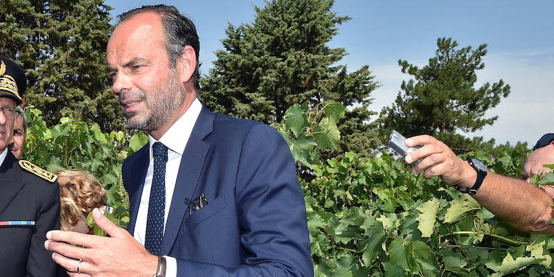 Un giornalista cerca di registrare le parole del primo ministro francese Edouard Philippe a Roquelaure, nel sud-ovest della Francia, il 18 agosto 2017 (REMY GABALDA/AFP/Getty Images)