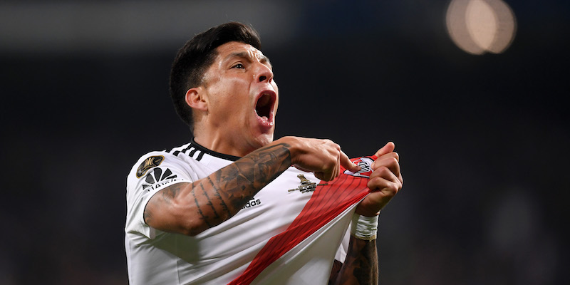 Enzo Perez indica lo stemma del River Plate ai suoi tifosi al termine della finale di Copa Libertadores (GettyImages)