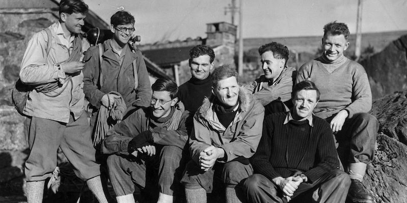 Un gruppo di alpinisti britannici nel nord del Galles, intenti a testare il proprio equipaggiamento prima di una spedizione sull'Everest, il 19 gennaio 1953 (Keystone/Getty Images)