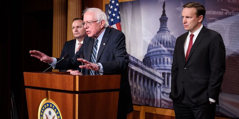 I senatori Bernie Sanders, Mike Lee, a sinistra, e Chris Murphy, a destra, dopo il voto del Senato sull'Arabia Saudita (MANDEL NGAN/AFP/Getty Images)