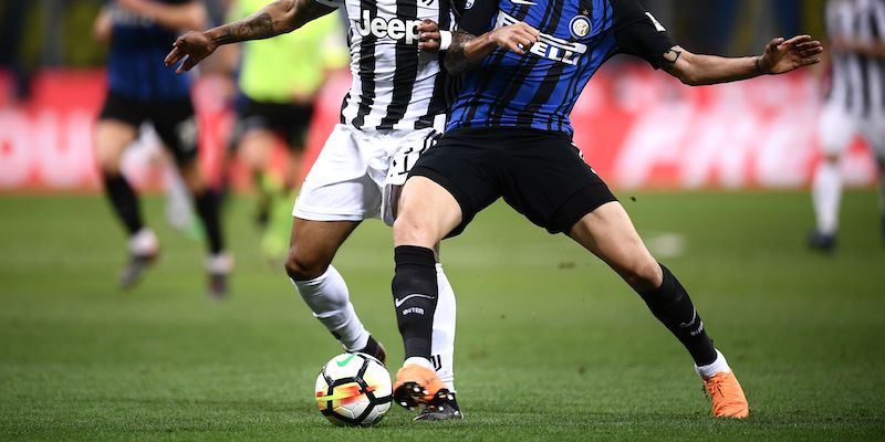 Douglas Costa e Matias Vecino durante Inter-Juventus della passata stagione (MARCO BERTORELLO/AFP/Getty Images)