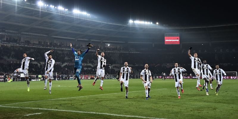 La Juventus festeggia con i suoi tifosi la vittoria contro il Torino (MARCO BERTORELLO/AFP/Getty Images)