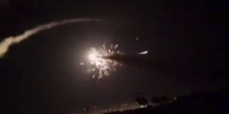 Immagine tratta da un video diffuso dall'agenzia di news siriana SANA, che mostra i missili sopra Damasco (SANA via AP)