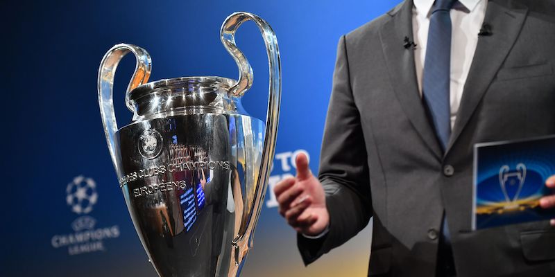 Il trofeo della Champions League nella sala dei sorteggi della UEFA a Nyon (FABRICE COFFRINI/AFP/Getty Images)