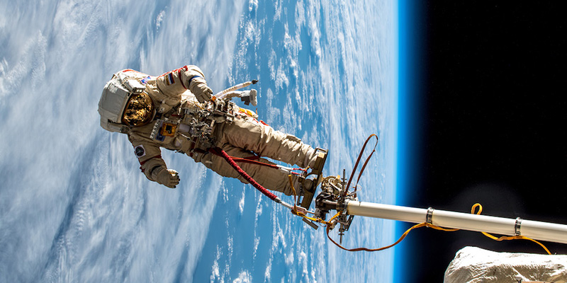 Un cosmonauta russo nel corso di un’attività extraveicolare (EVA) all’esterno della Stazione Spaziale Internazionale lo scorso 11 dicembre (Alexander Gerst / ESA)