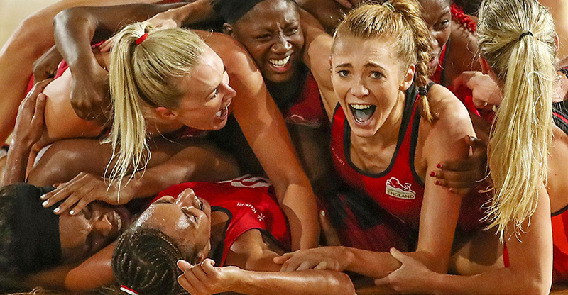 Le giocatrici inglesi di netball festeggiano la vittoria nella finale contro l'Australia ai Giochi del Commonwealth disputati in Australia (Scott Barbour/Getty Images)