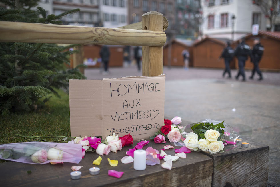 Fiori e candele per le persone morte e ferite nell’attentato, Strasburgo, 12 dicembre
(Thomas Lohnes/Getty Images)