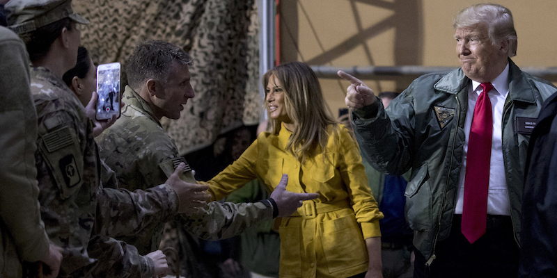 Donald Trump e la first lady Melania Trump alla base militare al Asad in Iraq (AP Photo/Andrew Harnik)