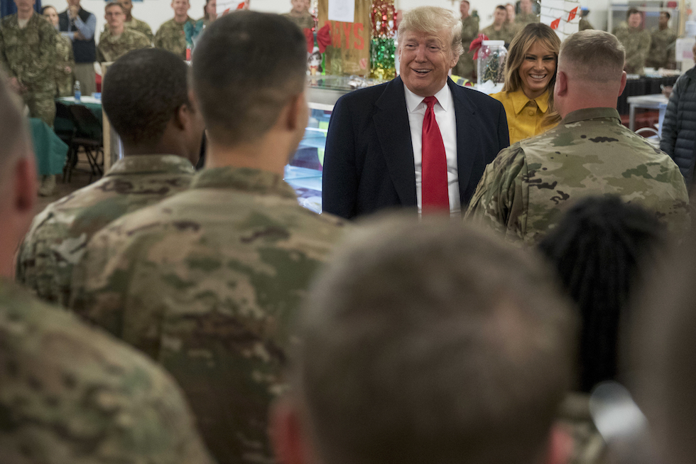 Donald Trump insieme ad alcuni soldati alla base aerea di al Asad in Iraq

(AP Photo/Andrew Harnik)