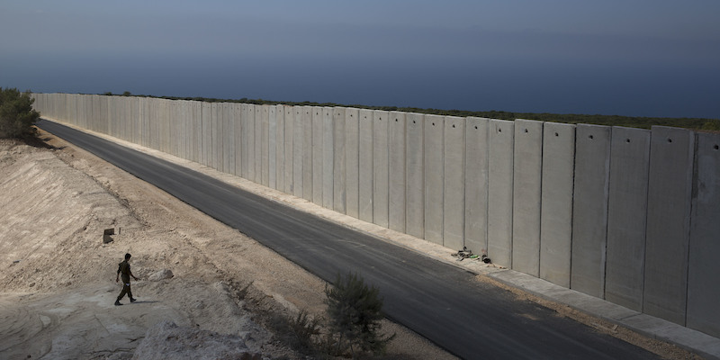 Il muro che divide Israele e il Libano (AP Photo/Sebastian Scheiner, File)