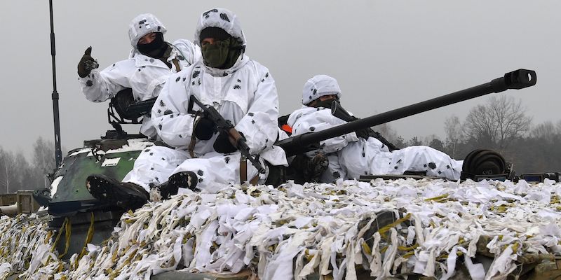 Militari ucraini a Goncharivske, non lontano dal confine con la Russia (SERGEI SUPINSKY/AFP/Getty Images)