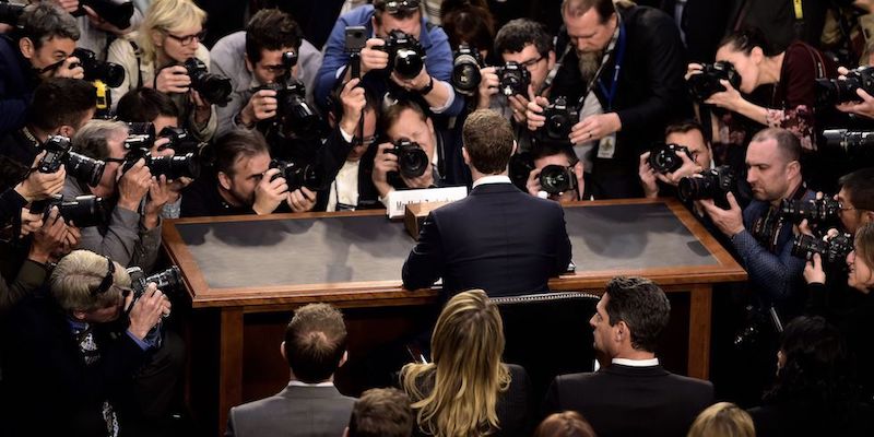 Mark Zuckerberg fotografato prima dell'inizio dell'audizione davanti alla Commissione per l'energia e il commercio del Senato statunitense
(BRENDAN SMIALOWSKI/AFP/Getty Images)