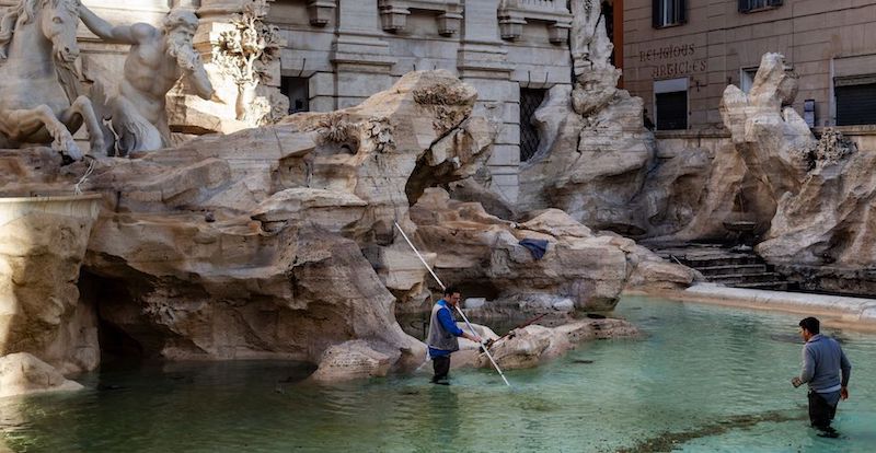 La raccolta delle monetine nella fontana di Trevi
(LAURENT EMMANUEL/AFP/Getty Images)