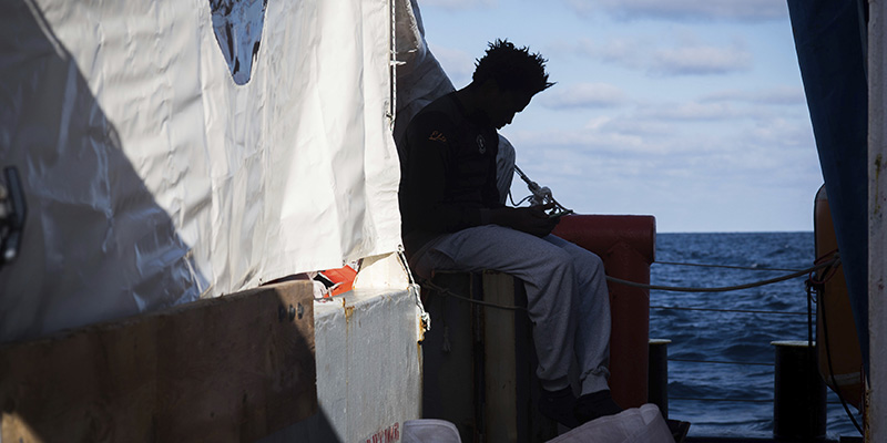 Una persona a bordo della Sea Watch 3 in una foto scattata il 24 dicembre (Chris Grodotzki/Sea Watch Via AP)