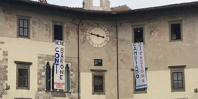 Striscioni alla Normale di Pisa con la scritta "Barone dimettiti" (ANSA/ GABRIELE MASIERO