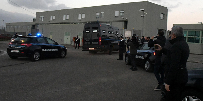 L'arrivo di Cesare Battisti nel carcere di Massama, nelle campagne di Oristano, 14 gennaio 2019
(ANSA/FRANCESCO PINNA)