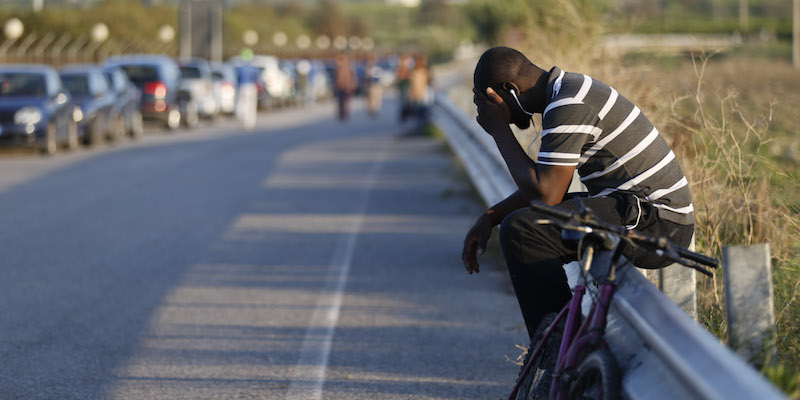 Un richiedente asilo fotografato fuori dal CARA di Mineo, in provincia di Catania, nel 2015 (Ye Pingfan/Xinhua via ZUMA Wire)